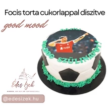 Foci-torta-cukorlappal-diszitve