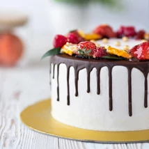 gyumolcsos-csoki-csurgatasos-torta