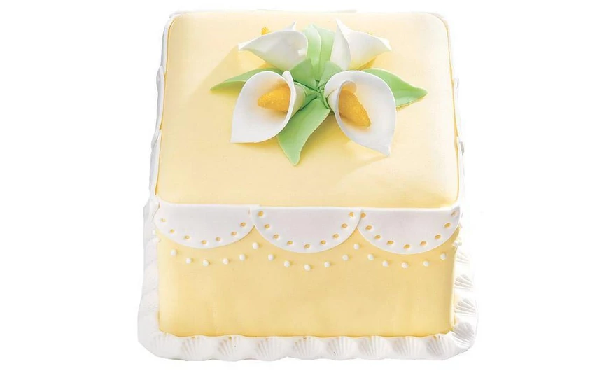 Csipkével, kálával díszített torta