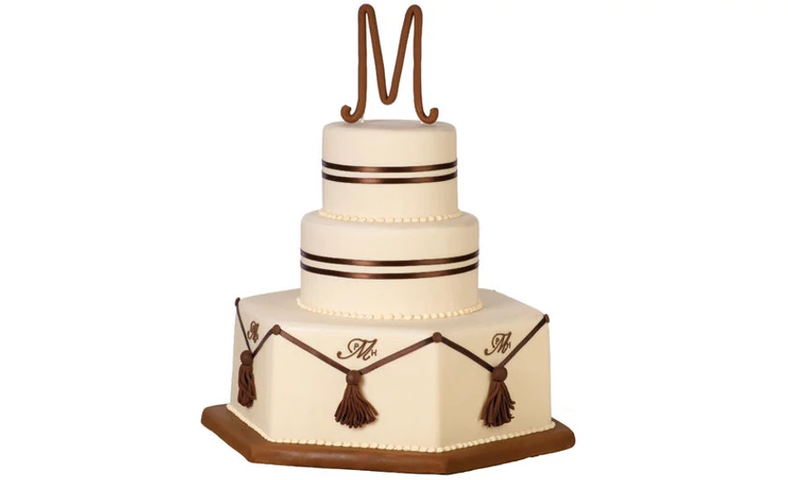 Emeletes torta monogrammal