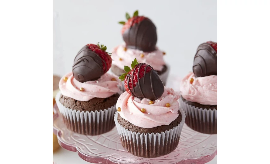 Csokoládéba mártott epres cupcake