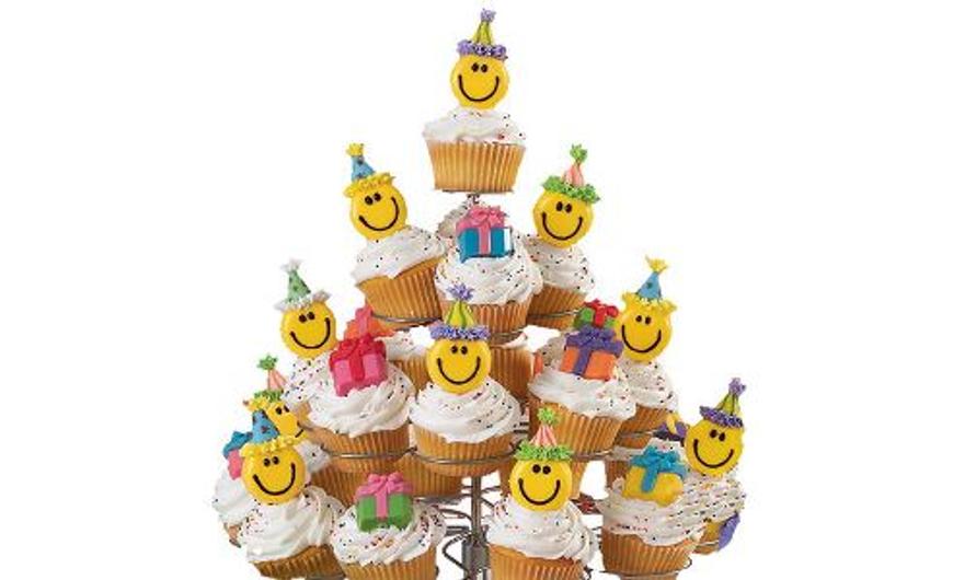 Banánonos cupcake, színes csokoládé arcokkal