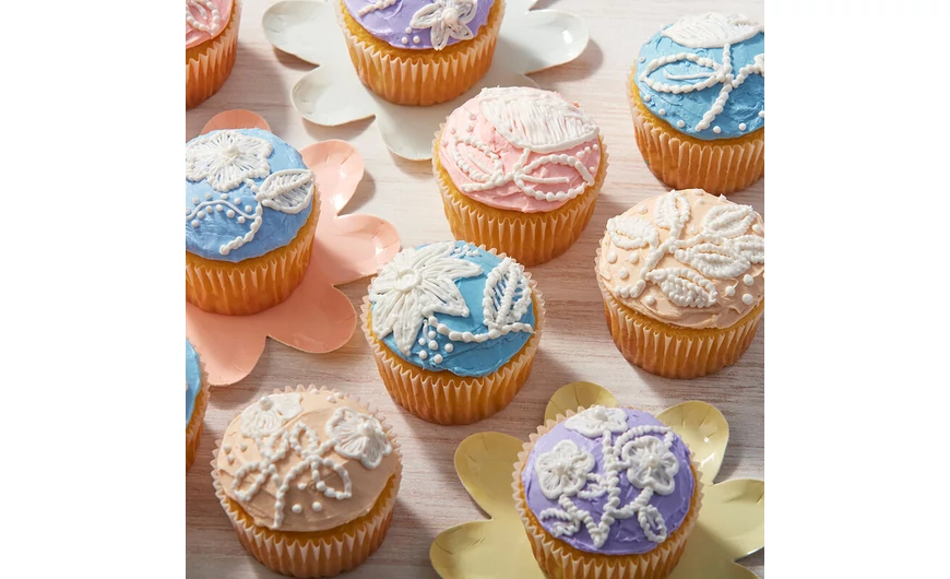 Hímzett virág mintás cupcake