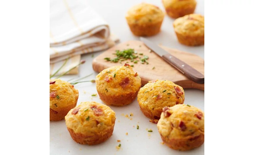 Baconos, cheddaros, metélőhagymás kukorica muffin