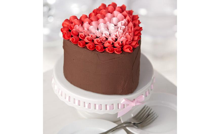 Rózsabimbóval díszített csokoládés szív torta