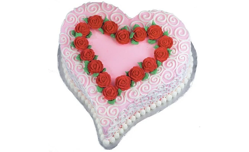 Rózsákkal díszített szív alakú torta