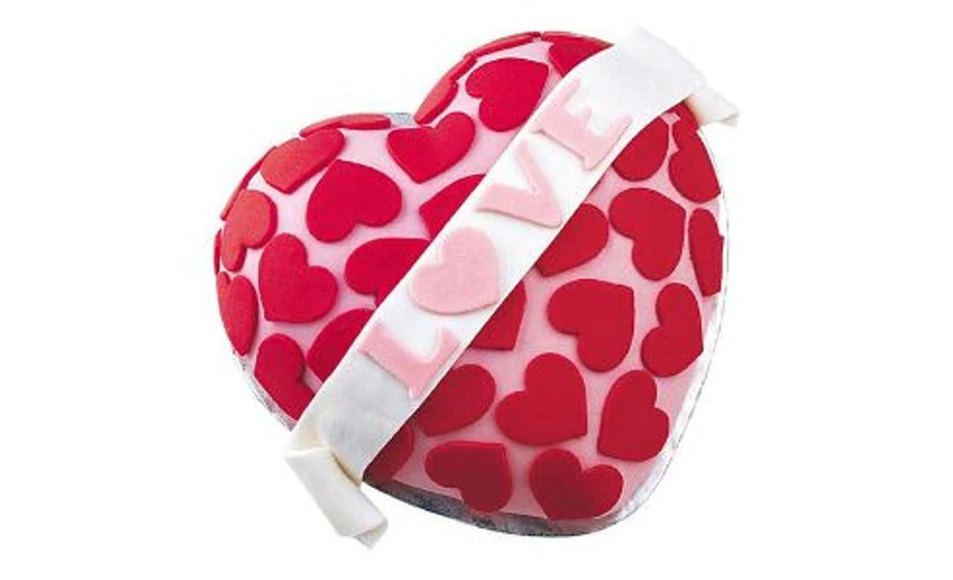 Szalaggal és szívecskékkel díszített torta